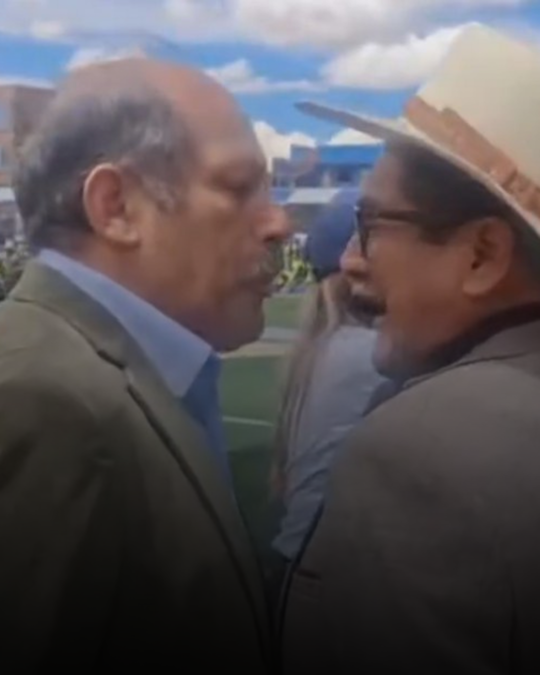 Héctor Valer empuja, insulta y escupe a periodista